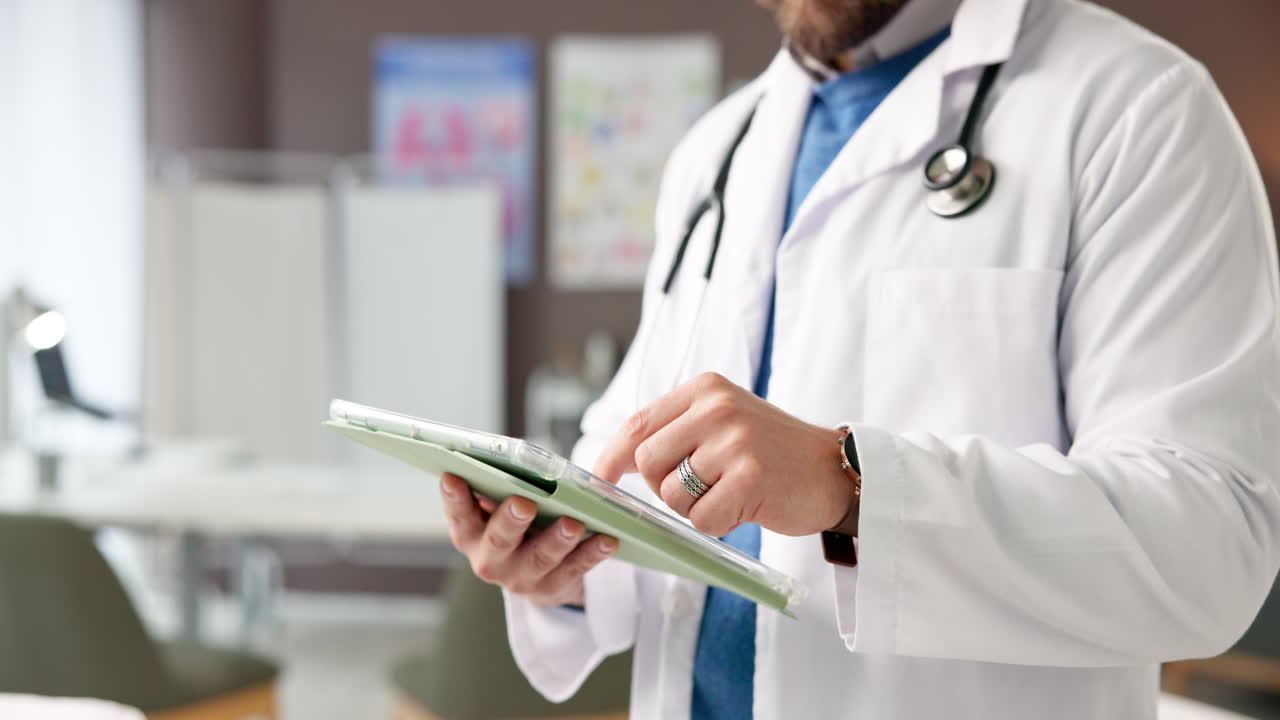 Medico che usa il tablet in ufficio
