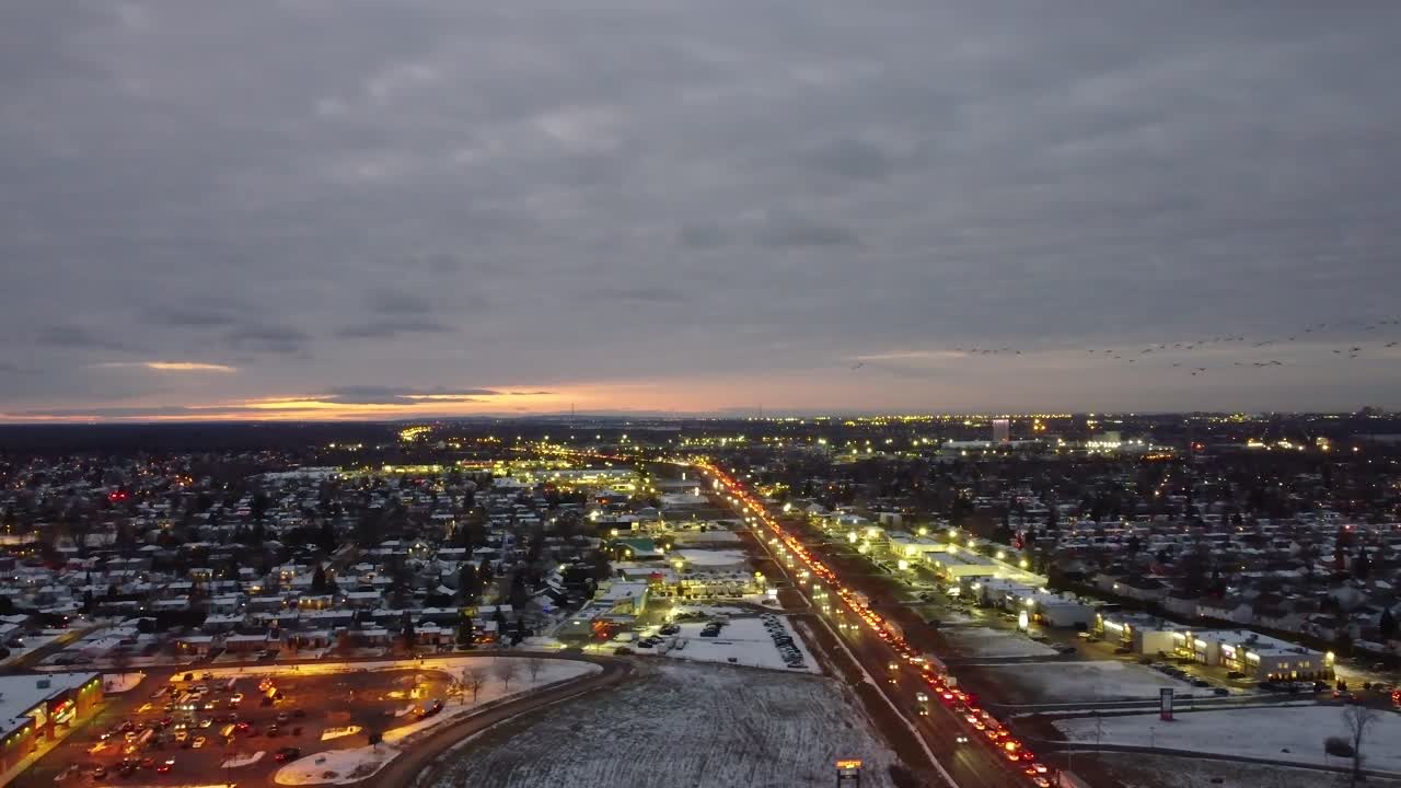 캐나다 주 캔디아크 시의 고속도로에서 밤에 볼 수 있는 광경.