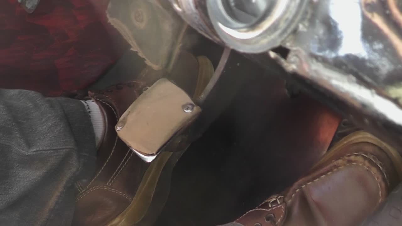 vista interior de la cabina de un típico y clásico taxi cubano que transporta turistas a través de la habana