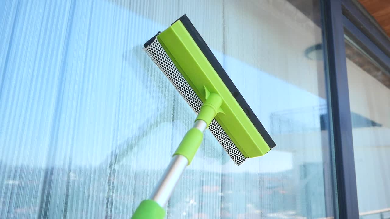 limpieza de ventanas con limpiador