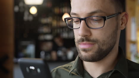 hombre con gafas usando un teléfono inteligente