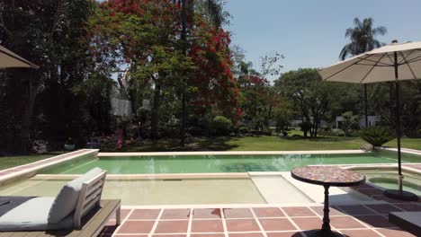 hermosa casa con gran jardín y piscina