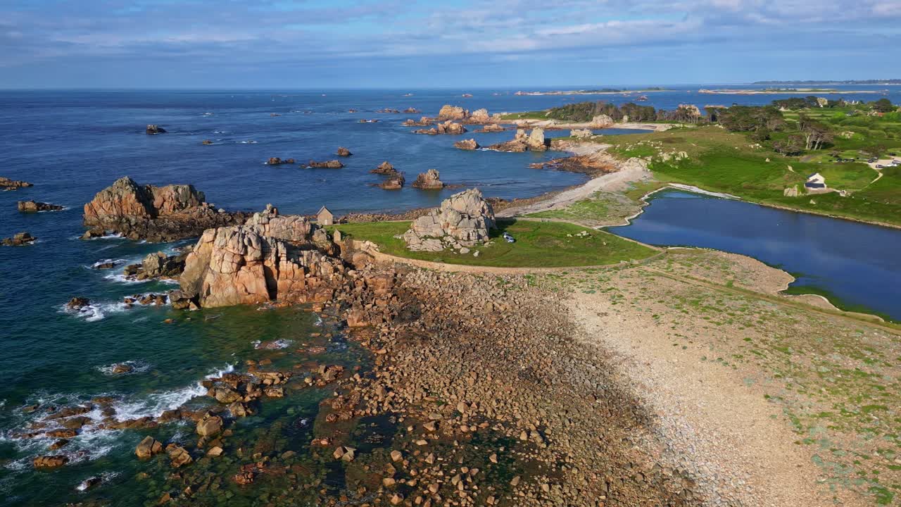 Panoramisk dronebevægelse langs turiststien i et barskt klippefyldt miljø ved kystlinjen Site du Gouffre, Plougrescant, Côtes-d'Armor, Bretagne, Frankrig.