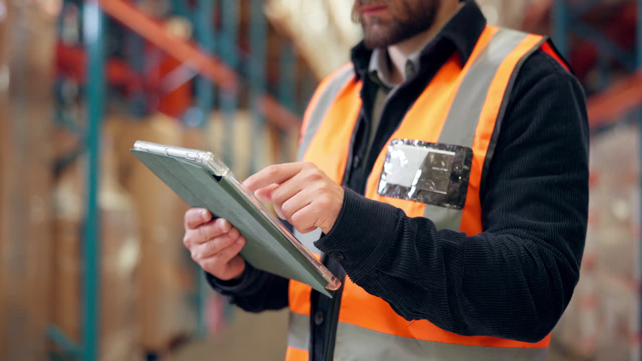 Lavoratore di magazzino che usa il tablet