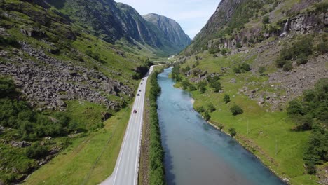 Üppiges-Gebirgstal-Zwischen-Klagegg-Und-Byrkjelo-Mit-Der-Straße-E39,-Die-Durch-Sie-Führt---Fluss-Stardalselva-Mit-Grüner-Farbe,-Der-Neben-Der-Straße-Fließt---Stardalen-Sogn-Norwegen