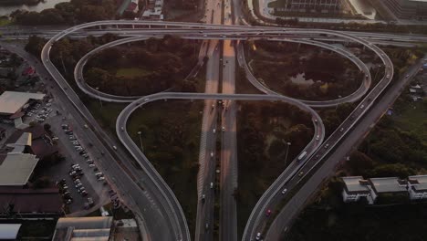 vista de arriba de la autopista, el tráfico vial es una infraestructura importante