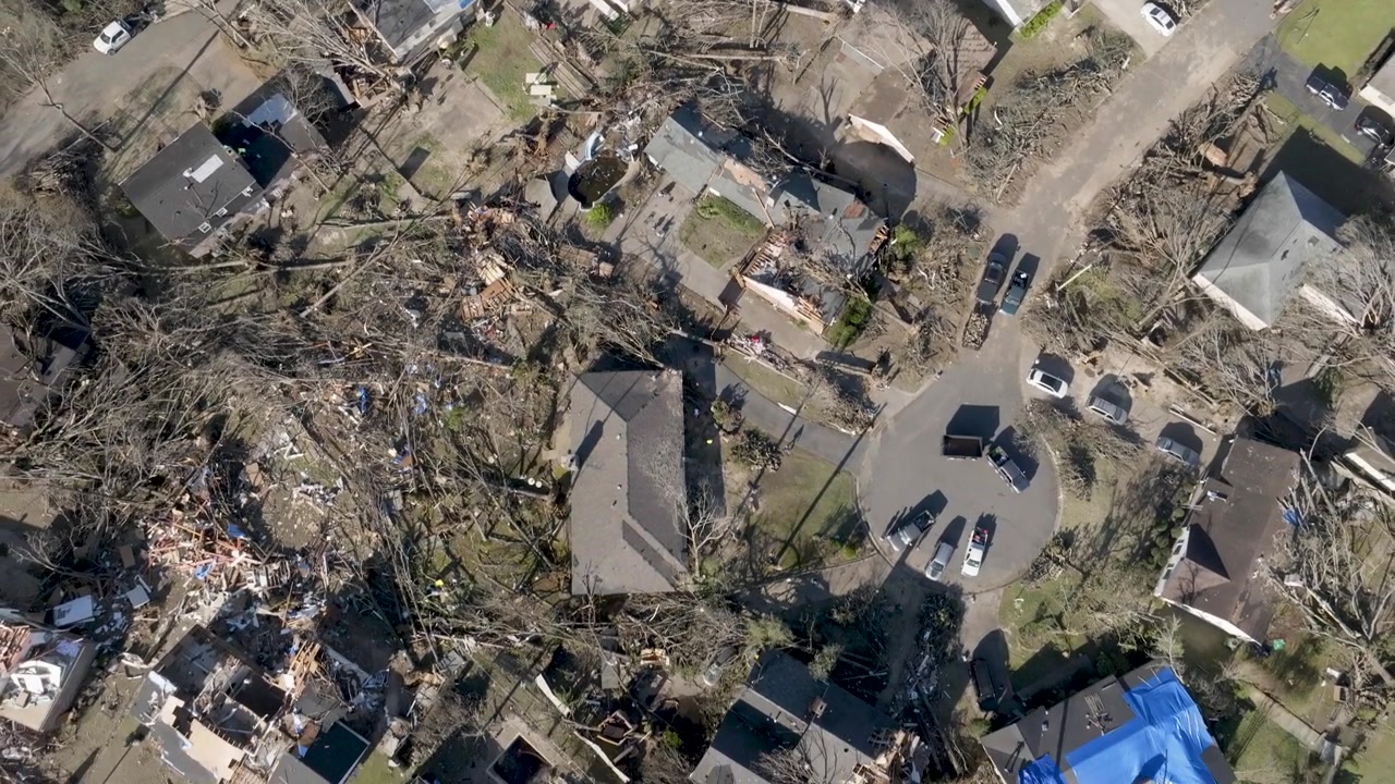 Quartiere a Little Rock, Arkansas danneggiato dal tornado del 31 marzo 2023 con video da drone che guarda in basso e si allontana.