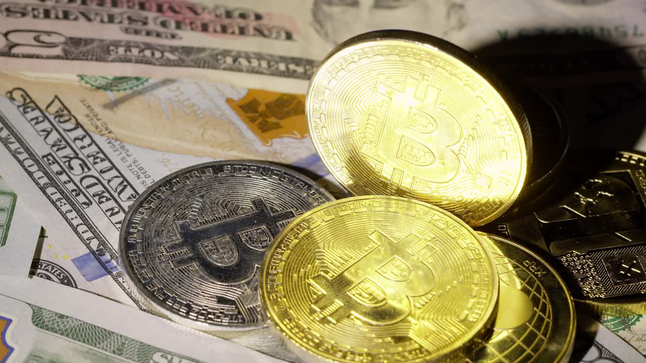 비트코인, btc 동전, 이더리움, eth 동전, 지폐에 회전하는 100달러 현금, 가상 화폐 채굴