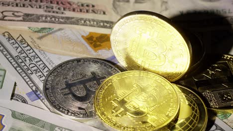 monedas bitcoin btc y ethereum monedas eth girando en billetes efectivo de 100 dólares, minería de dinero virtual