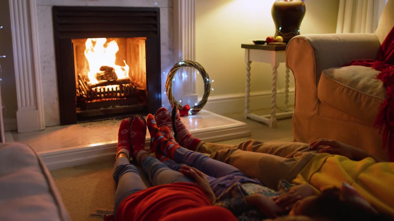 크리스마스 때 집 에 있는 가족