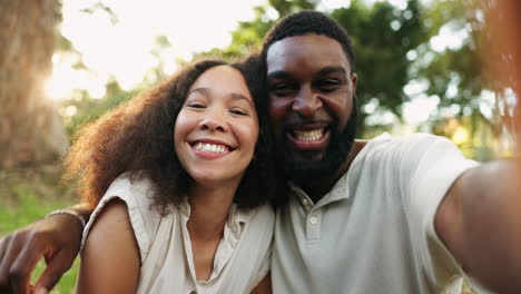 Divertido,-Pareja-Y-Selfie-En-La-Naturaleza