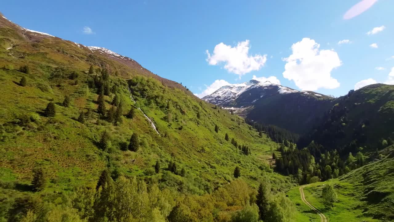 Droneflyvning over en schweizisk by