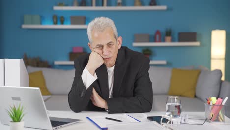 trabajador de oficina en casa mirando a la cámara deprimido.