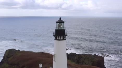 Yaquina-Leuchtturm-Und-Meerlandschaft,-Newport-In-Oregon