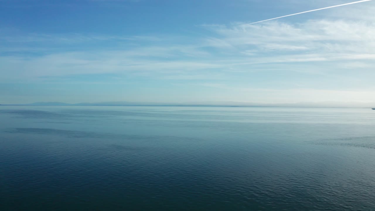 화창한 오후에만의 무한한 바다 위에 완벽한 푸른 하늘