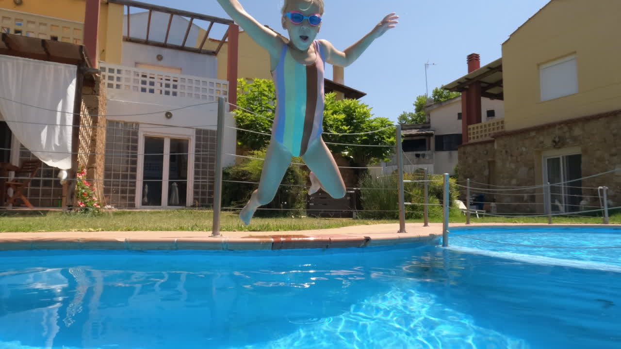 chica buceando en la piscina en un soleado día de verano