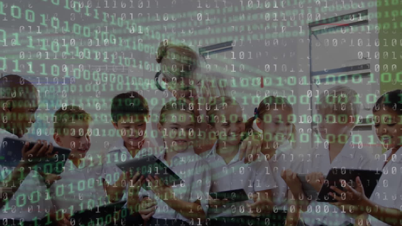 procesamiento de datos de codificación binaria contra una maestra y un grupo de estudiantes que usan tablets digitales