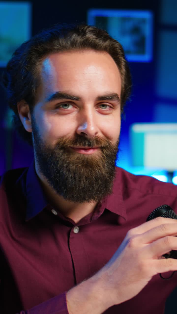 Creator di contenuti video verticali che parla di sé mentre registra un video