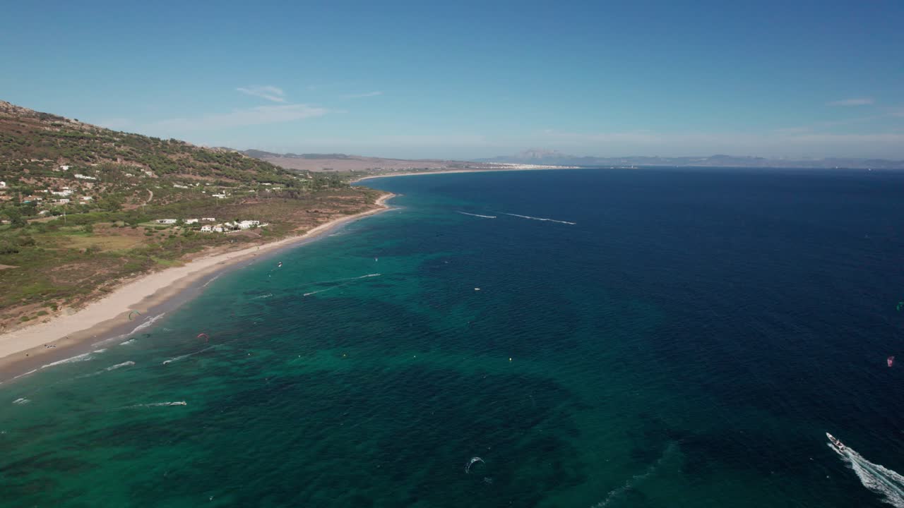 Vista aerea panoramica di kitesurfer che si allenano e si divertono e del paesaggio a Tarifa Beach, Cadice, Spagna.