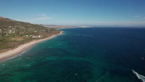vista aérea panorámica de kitesurfistas practicando y divirtiéndose y el paisaje en la playa de tarifa, cádiz, españa