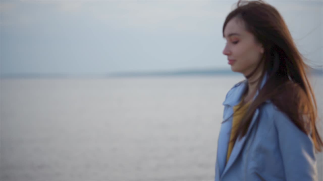 호수 에 있는 여자