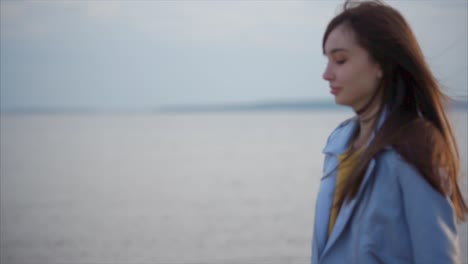 mujer junto al lago