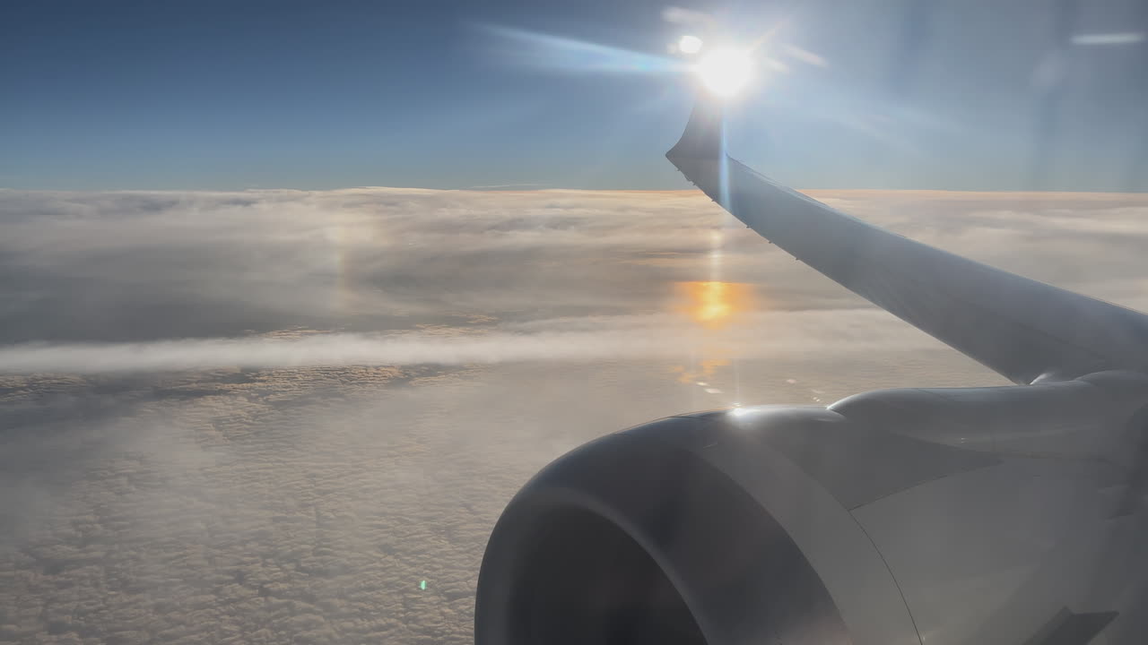 구름 위 에 있는 해가 뜨는 모습 을 비행기 창문 에서 볼 수 있다