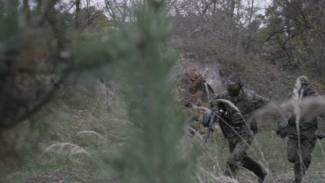 jugadores de paintball en acción