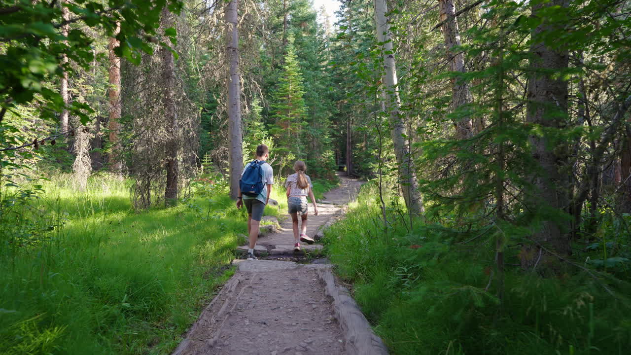 Diep in het bos verkent een gezin samen de natuur