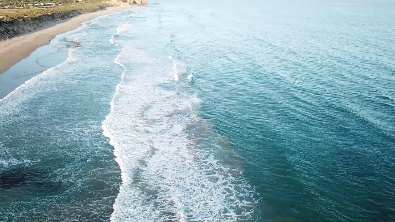 Ripresa aerea con drone della spiaggia di Anglesea con onde blu.