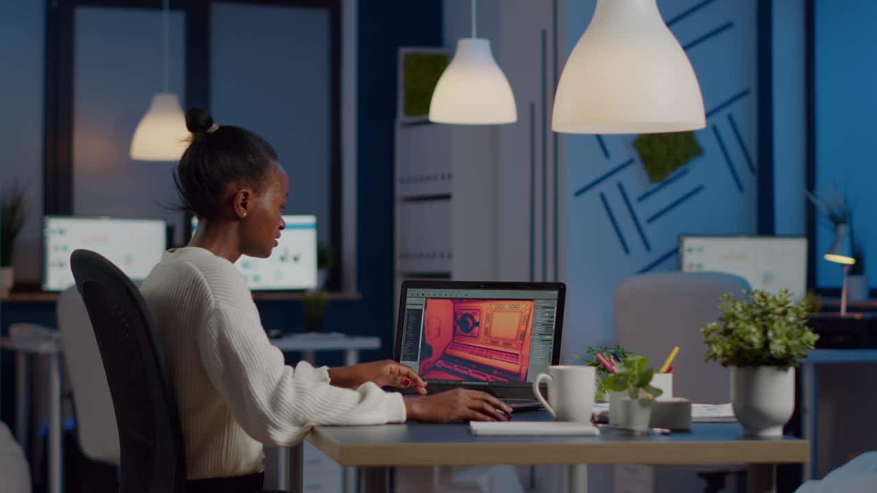 desarrollador de videojuegos de piel oscura trabajando en un videojuego a medianoche