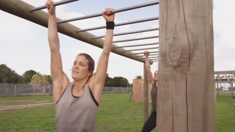 jóvenes adultos entrenando en un campamento de gimnasia al aire libre