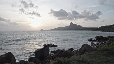 amanecer en la playa rocosa en la isla de con dao en vietnam durante la puesta o el amanecer