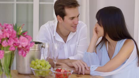 atractiva pareja mixta tomando vino juntos