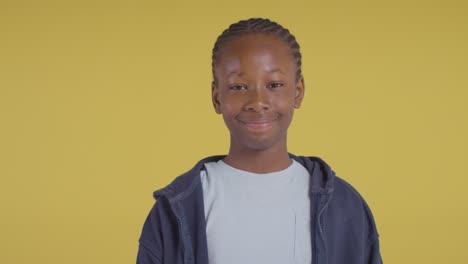 Retrato-De-Estudio-De-Un-Joven-Sonriendo-Contra-Un-Fondo-Amarillo-1