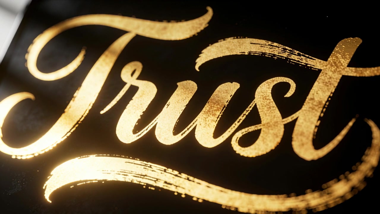 Luce calda cangiante che rivela la scritta 'Trust' in lamina d'oro su un pannello nero, esponendo la texture delle pennellate.