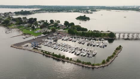 Luftaufnahme-Eines-Jachthafens-Einer-Küstenstadt-Mit-Segelbooten-Und-Schiffen-In-Neuengland