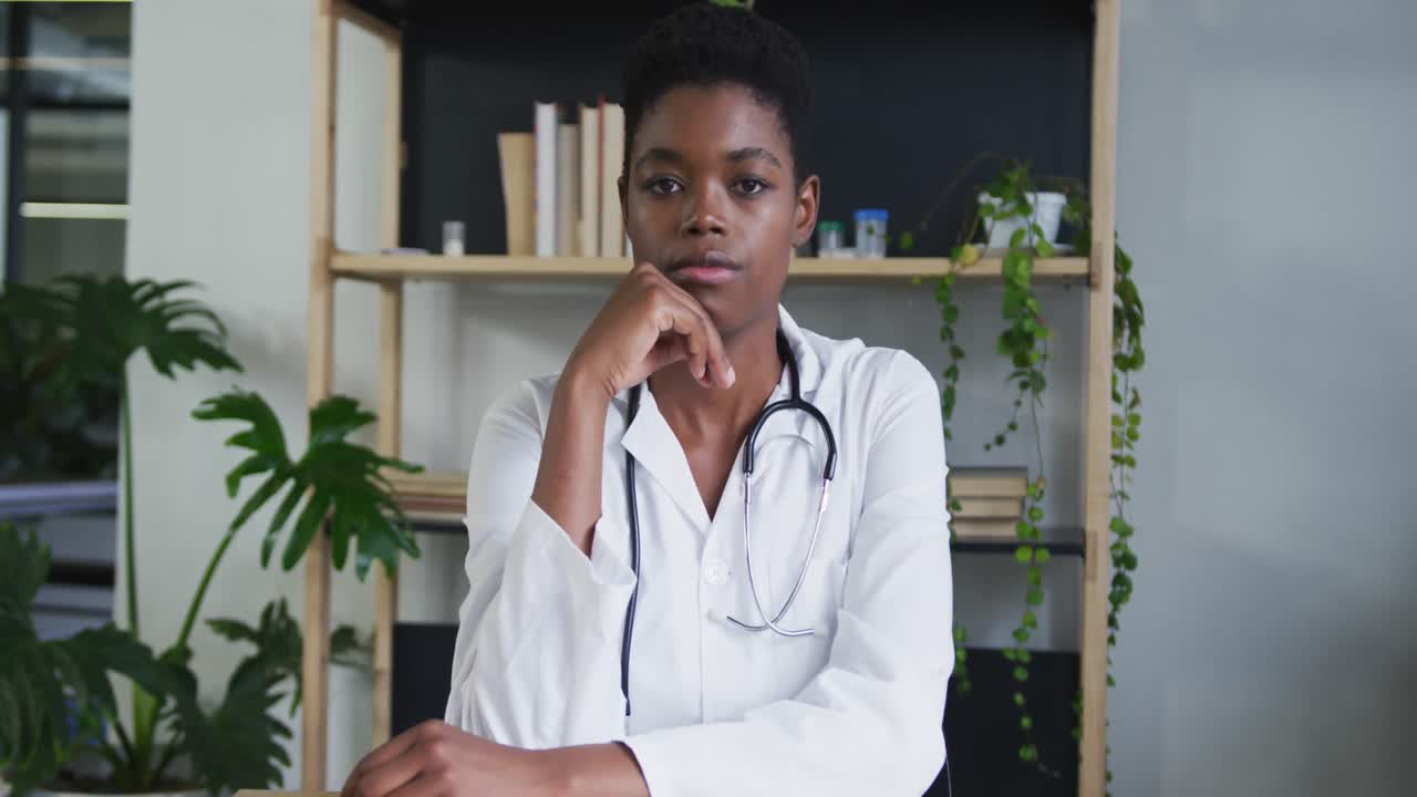 retrato de una mujer médica afroamericana teniendo un chat de video escuchando y mirando a la cámara