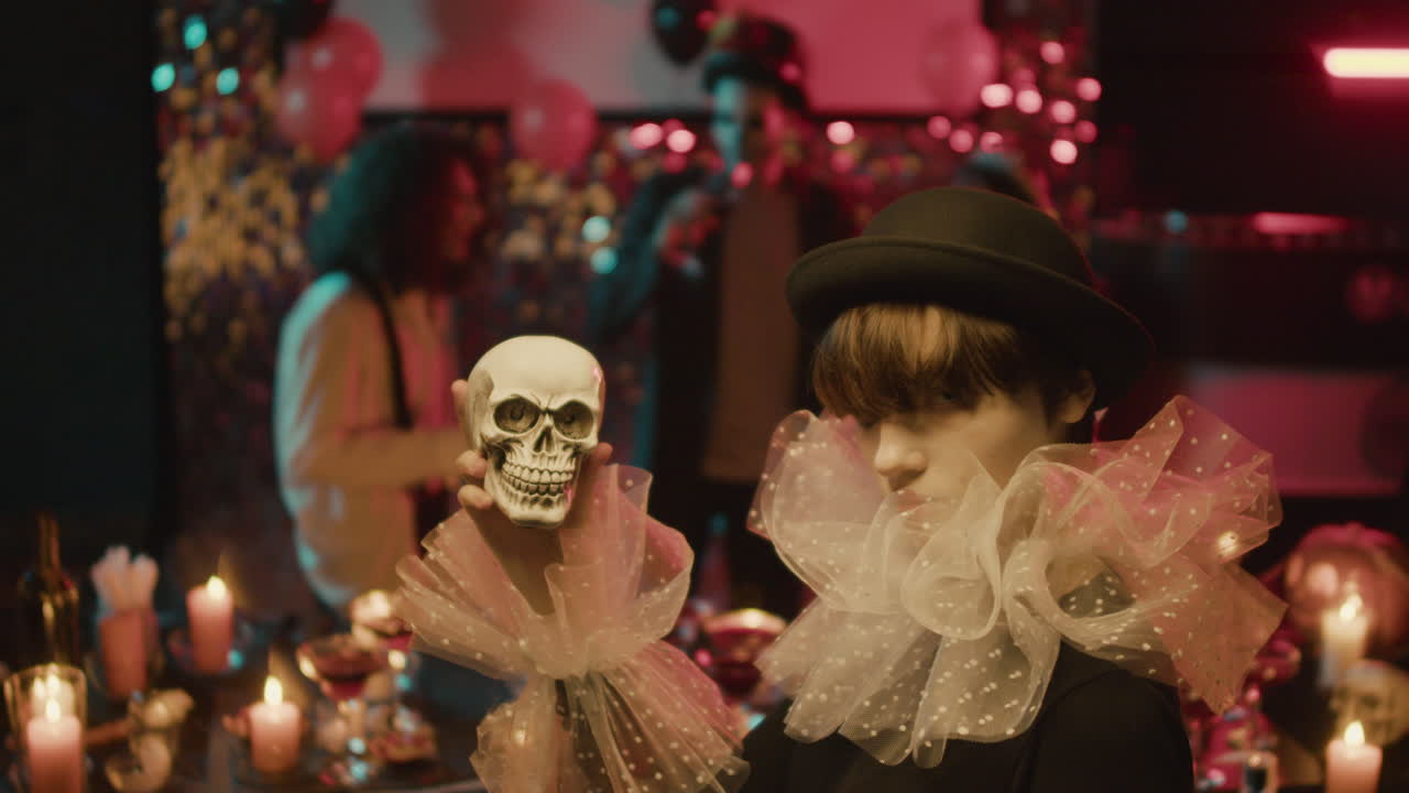 카메라를 바라보는 젊은 여성의 클로즈업 뷰.