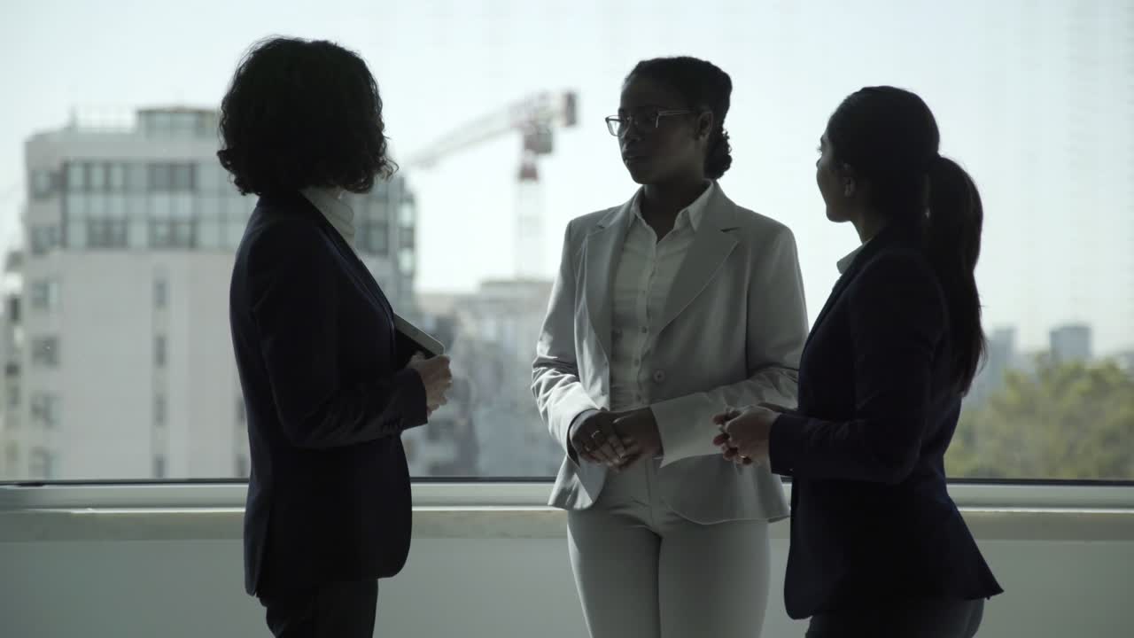 Femmes d'affaires professionnelles discutant au bureau