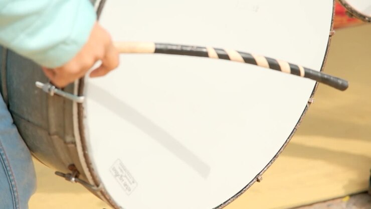 Ripresa ravvicinata a mano delle mani di un percussionista indiano che suona un tamburo tipico