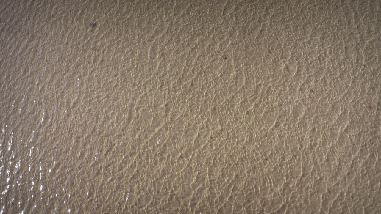 하와이 몰로카이에 있는 암초의 진흙 투성이 바다의 훌륭한 항공 샷