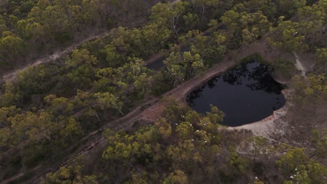 Vista-Aérea-Del-Embalse-De-Merremu-Cerca-De-Las-Afueras-De-Melbourne