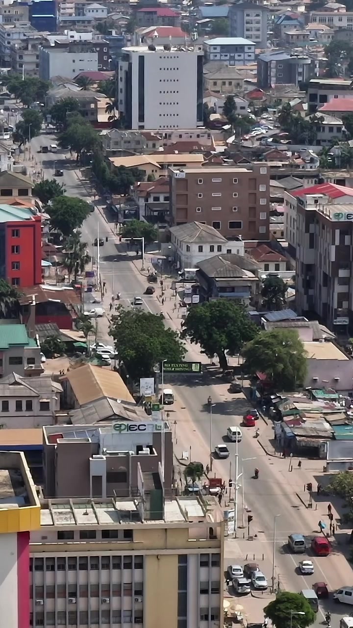 Vista urbana di Accra, Ghana, con edifici e strade alla luce del giorno