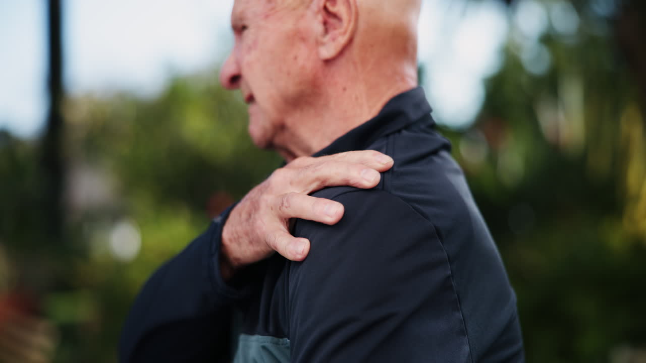 homem idoso com dor no ombro