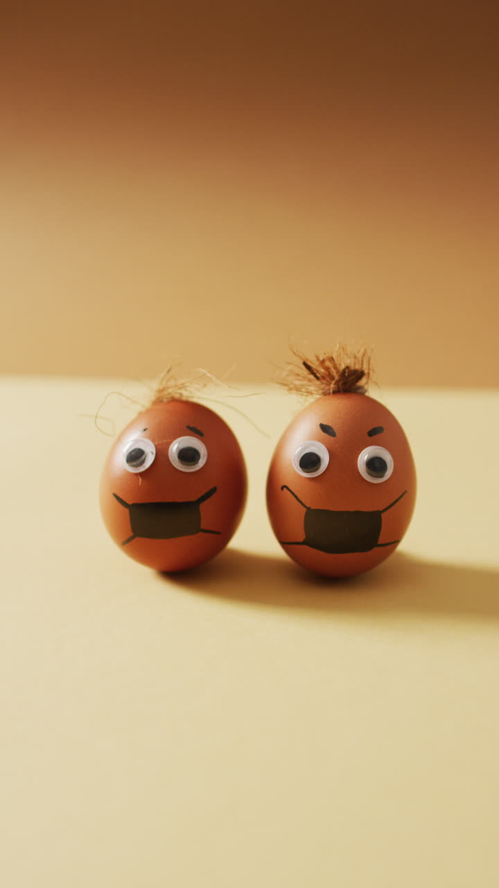 얼굴 마스크에 얼굴이 있는 달의 수직 비디오