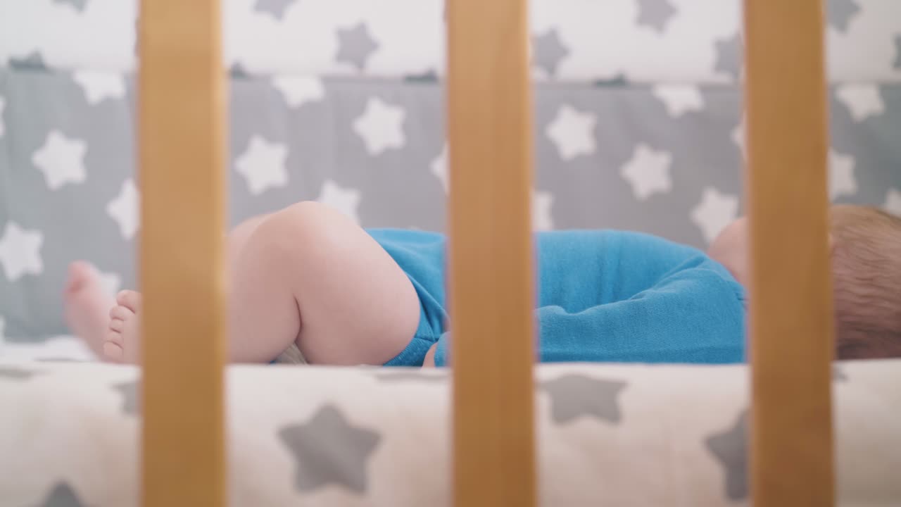 passaggio culla di legno movimento con riposo piccolo bambino a casa