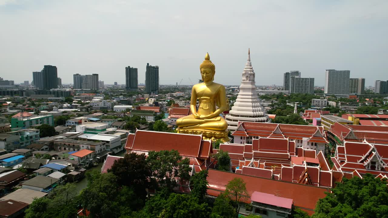 Statua del Buddha d'oro Wat Paknam Bhasicharoen nel vecchio distretto di Phasi Charoen a Bangkok, Thailandia - parallasse aerea.