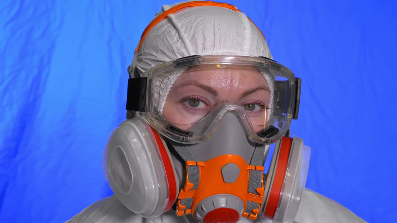 인공호흡기에서 과학자 바이러스 전문가: 여성 보호 의료 마스크를 착용하여 가까이 보십시오. 개념 건강 안전 n1h1 코로나 바이러스 전염병 2019 ncov.