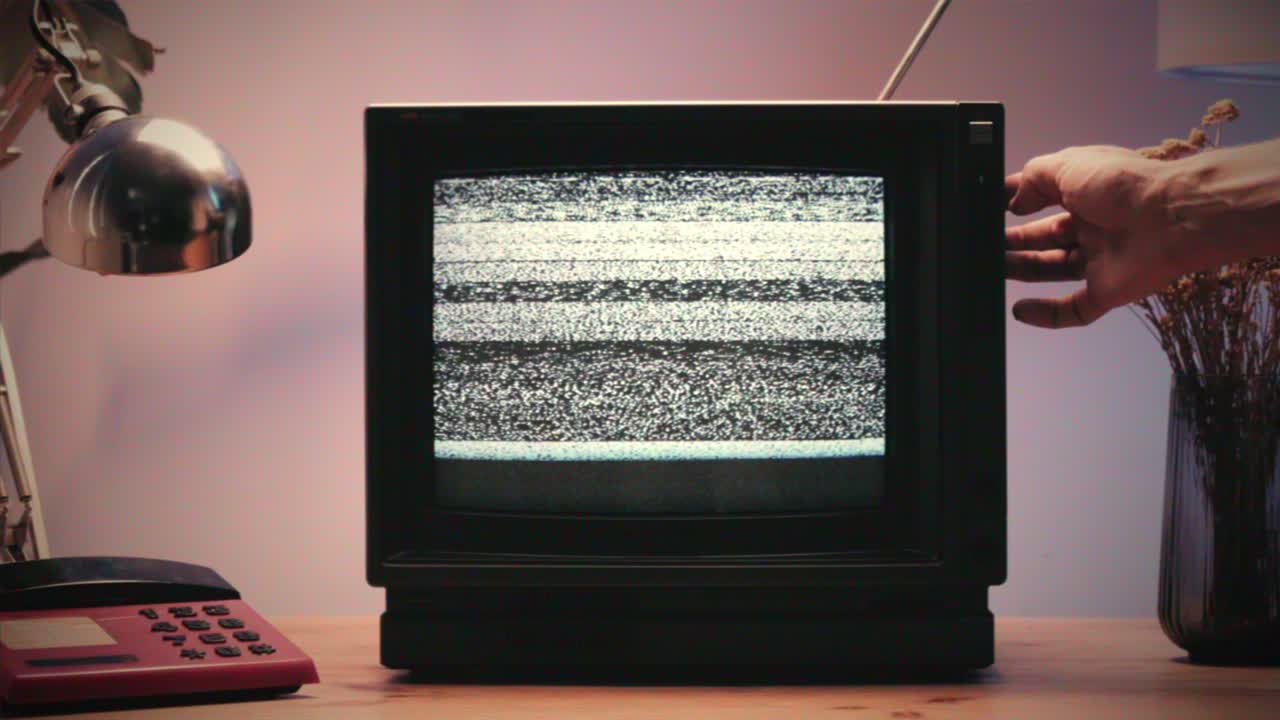 레트로 tv, 노스탈기적인 설정으로 빈티지 tv, 레트로 tv는 화면에 곡물을 표시합니다, 무서운 할로윈 밤 장치, 크로마 키 및 그린 스크린에 좋습니다.